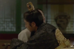 On “Moon Lovers” episode 17 preview, Wang So (King Gwangjong) and Hae Soo will be in the former’s royal bed, wherein both looks really happy and teasing each other. 