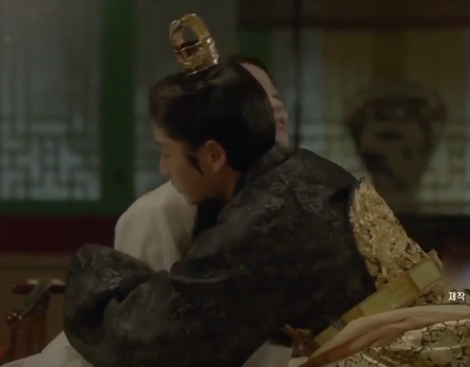 On “Moon Lovers” episode 17 preview, Wang So (King Gwangjong) and Hae Soo will be in the former’s royal bed, wherein both looks really happy and teasing each other. 