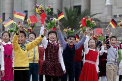 Many Chinese parents send their kids to English training schools.