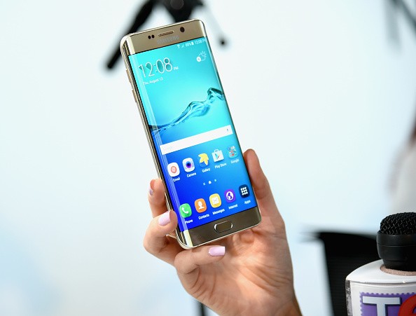 User holds Samsung Galaxy S6 edge+.