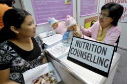 A pregnant woman receives nutrition counseling