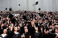 For this year’s graduates, the average annual salary is approximately 32,000 yuan, according to a report published jointly by Peking University and job-search website ganji.com.