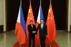 Philippine President Rodrigo Duterte (L) shakes hands with Chinese Premier Li Keqiang (R).