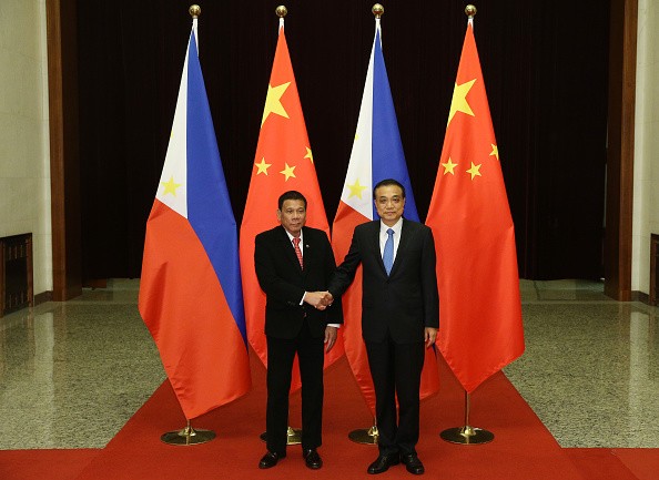 Philippine President Rodrigo Duterte (L) shakes hands with Chinese Premier Li Keqiang (R).