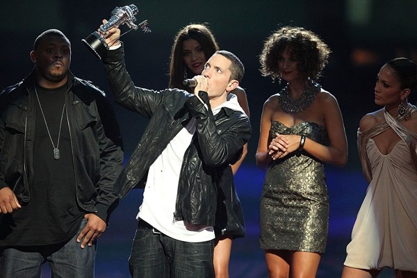 Rapper Eminem accepts an award from singer Jennifer Lopez onstage during the 2009 MTV Video Music Awards at Radio City Music Hall on September 13, 2009 in New York City. 