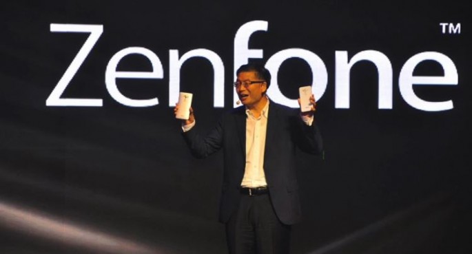  Asus CEO, Jerry Shen, is holding two Asus smartphones in his hands during a company event. 