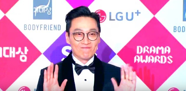 TV Presenter Lee Hwi-Jae arrives at the 2016 SBS Drama Awards red carpet.