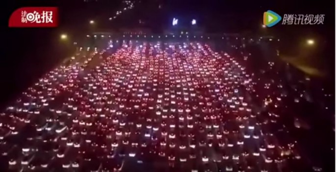 A drone captures jaw-dropping traffic jam at the expressway toll stations in Beijing and Hebei.