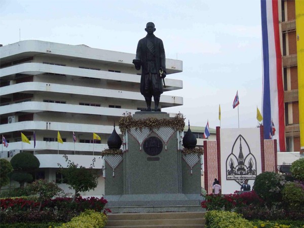 Monument_of_King_Rama_IV_at_Khon_Kaen_University.JPG