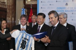 Xi Jinping receives a commemorative soccer jersey from Argentina.