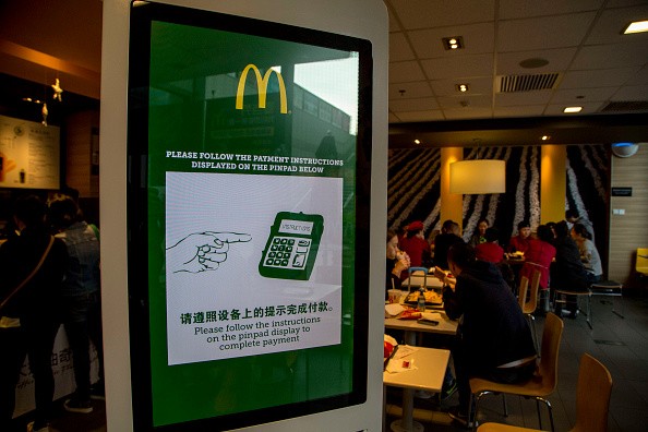 Customers can choose any McDonald's products on the vending machine and pay the bills all by themselves with banking card, WeChat or Alipay, etc.