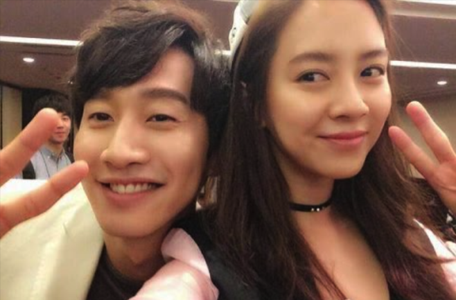 Lee Kwang Soo and Song Ji Hyo take a selfie on the set of the SBS variety show 'Running Man.'