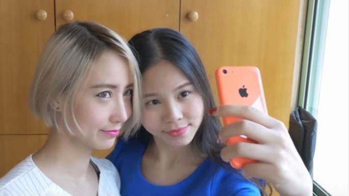 Friends take a picture to share on WeChat Moments.