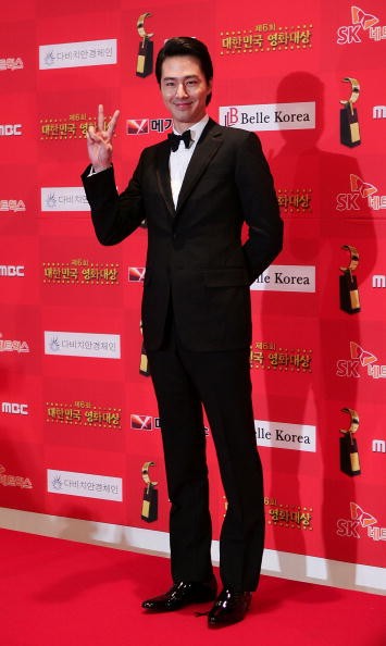 Actor Zo In-Sung arrives for the 6th Korean Film Awards at the Sejong Center on December 1, 2007 in Seoul, South Korea.