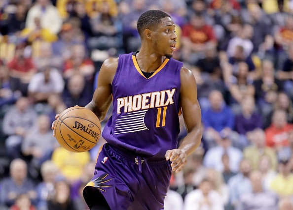 Brandon Knight of the Phoenix Suns dribbles the ball during the game against the Indiana Pacers at Bankers Life Fieldhouse on November 18, 2016 in Indianapolis, Indiana.