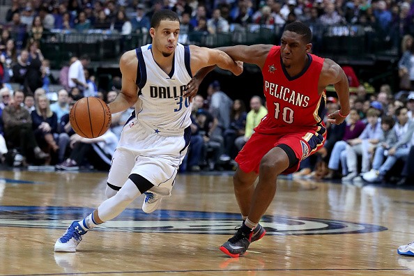 Langston Galloway (R) of the New Orleans Pelicans guards against Seth Curry (L) of the Dallas Mavericks in their matchup last Nov. 27, 2016.