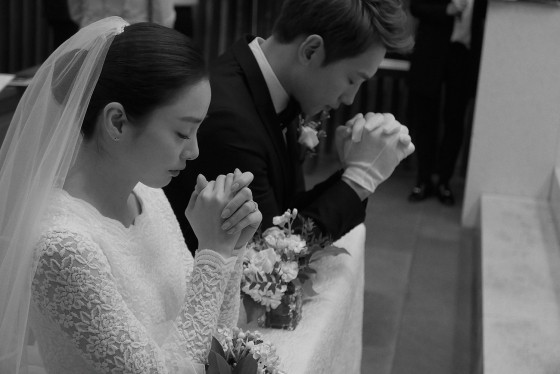 South Korean actors Rain and Kim Tae-Hee pray during their wedding at Gahoe-Dong Catholic Church on Jan. 19, 2017.