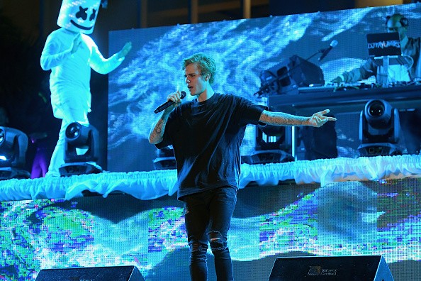  Justin Bieber performs poolside at Fontainebleau Miami Beachs New Years Eve Celebration