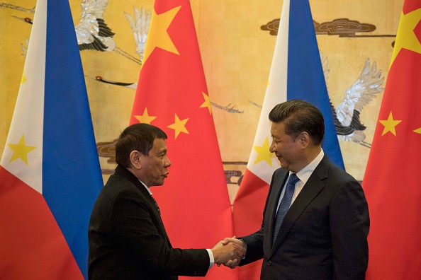 Philippine President Rodrigo Duterte (left) and Chinese President Xi Jinping shake hands after a signing ceremony.