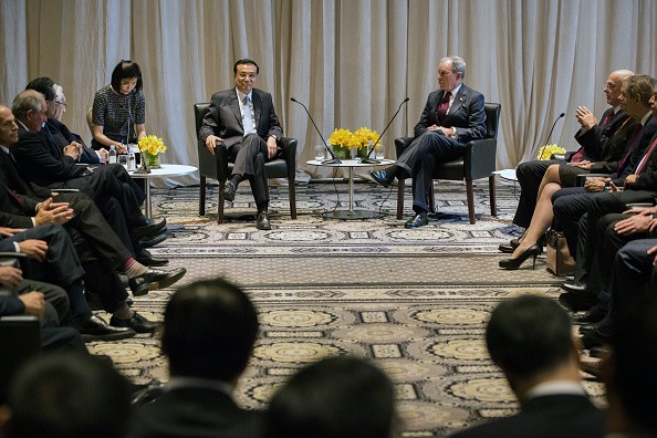 Premier Li Keqiang (center, left) and Michael Bloomberg, founder of Bloomberg LP (center, right), participate in a dialogue with U.S. business leaders at the Waldorf Astoria Hotel in New York, U.S.