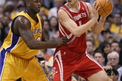 Yao Ming going head-to-head against fellow Hall of Famer Shaquille O' Neal