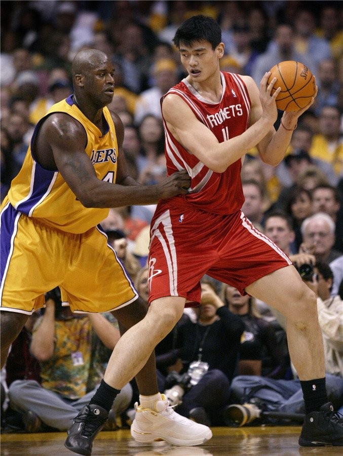 Yao Ming going head-to-head against fellow Hall of Famer Shaquille O' Neal