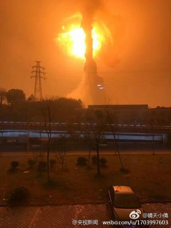 A huge explosion of a magnesium plant in Anhui caused a mushroom cloud of fire.