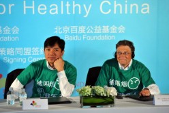 China's Baidu CEO Robin Li (L) and Microsoft founder Bill Gates at a press conference in Beijing.