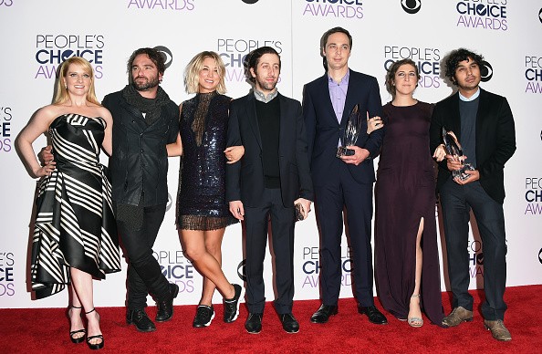 Melissa Rauch, Johnny Galecki, Kaley Cuoco, Simon Helberg, Jim Parsons, Mayim Bialik and Kunal Nayyar from 'The Big Bang Theory' pose during the People's Choice Awards 2016.
