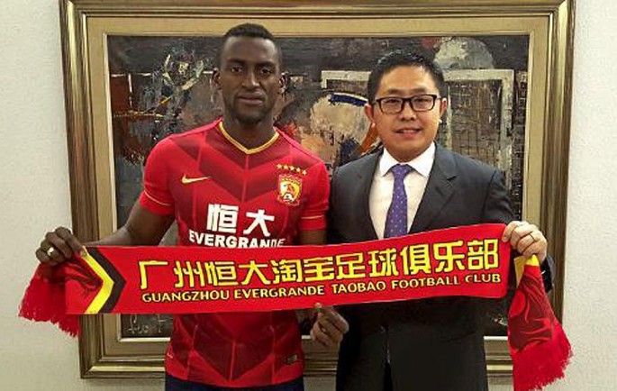 Jackson Martinez being welcomed to Guangzhou Evergrande.