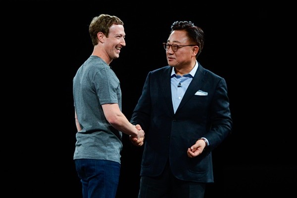 Facebook founder and CEO Mark Zuckerberg and Samsung mobile communications business president DJ Koh shake hands during the presentation of the new Samsung Galaxy S7 and Samsung Galaxy S7 edge on February 21, 2016 in Barcelona, Spain. 