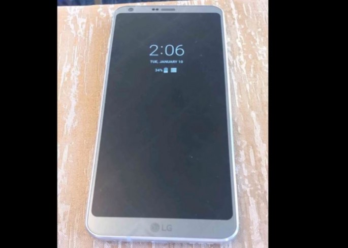  An alleged G6 smartphone has been placed on a platform to showcase the device's physical features. 