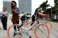 Office workers experience the Mobike Lite bicycles in Baoshan District.