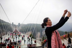 The famous Zhangjiajie glass bridge has not collapsed.