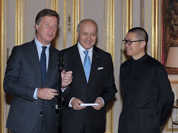 Founder and CEO of Chinese hotel group Huazhu, Ji Qi (R), French Foreign Minister Laurent Fabius (C) and Accor hotel group CEO Sebastien Bazin (L) give a press conference following their meeting.