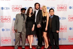 Garrett Morris, Kat Dennings, Jonathan Kite, Beth Behrs and Matthew Moy pose with Favorite New TV Comedy for '2 Broke Girls' in the press room during the 2012 People's Choice Awards.