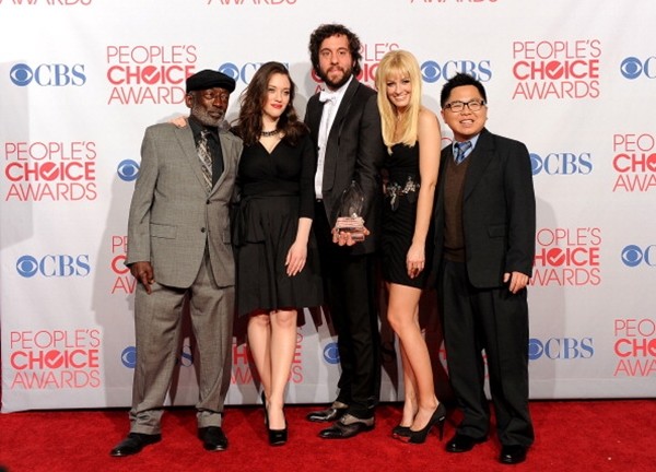 Garrett Morris, Kat Dennings, Jonathan Kite, Beth Behrs and Matthew Moy pose with Favorite New TV Comedy for '2 Broke Girls' in the press room during the 2012 People's Choice Awards.