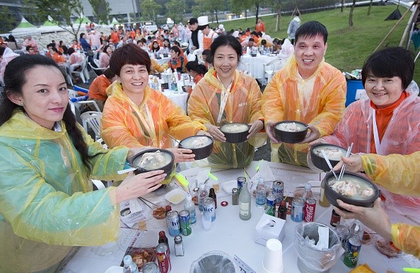 Chinese visitors attend samgyetang tasting in South Korea.