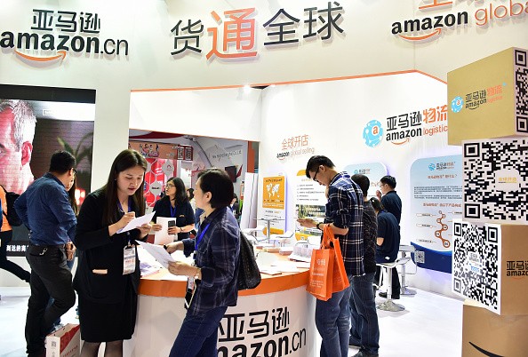Photo shows visitors gathering at Amazon booth during the 2016 China International Electronic Commerce Expo in Yiwu.