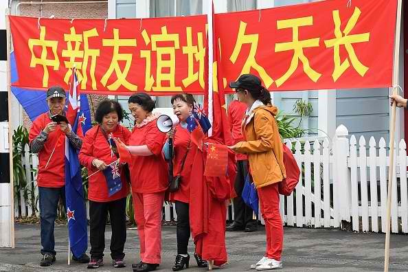 Chinese residents in New Zealand welcome the arrival of Premier Li Keqiang.