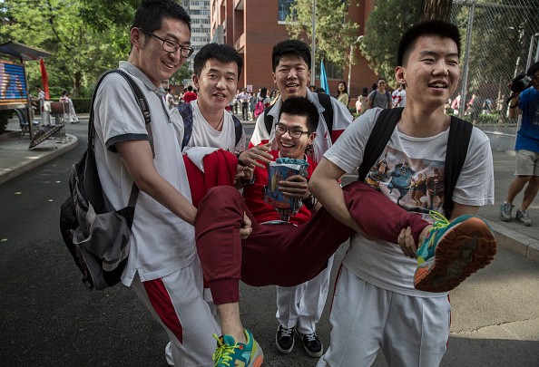 The United States is host to approximately 329,000 Chinese students.