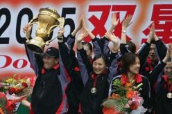 Li Yongbo (L) and his players during a victory ceremony. 