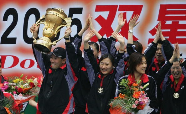Li Yongbo (L) and his players during a victory ceremony. 