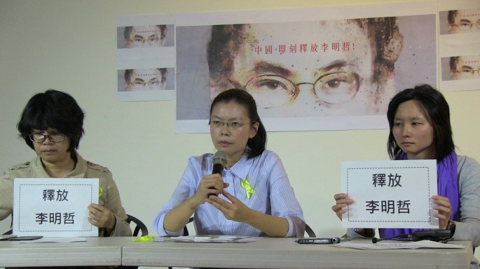Zhang said he was inspired to seek asylum in Taiwan by the campaign of Lee Ching-yu (pictured, center) to "rescue" her NGO husband, activist Lee Ming-cheh.