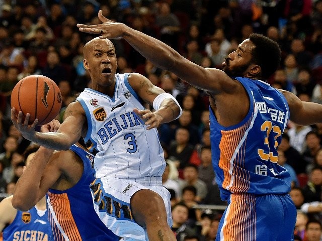 Stephon Marbury shows his skills during a CBA game.