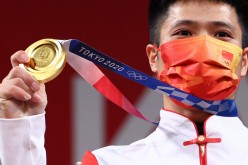 Olympics - Weightlifting-Li's 'flamingo' amuses audience