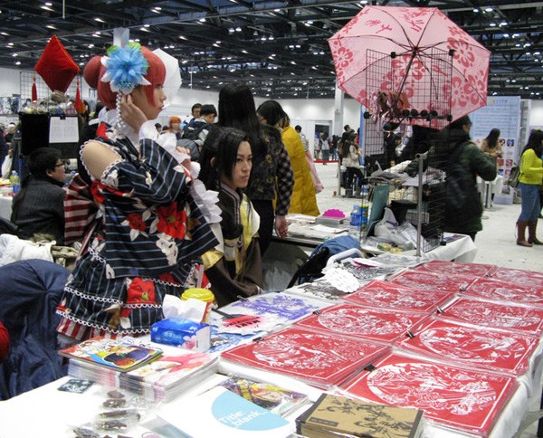 Thousands of comic and cartoon lovers swarmed the 13th Jiongjiongyoushen Cartoon and Comic Exhibition held in Beijing on Jan. 18.