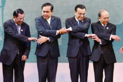 Premier Li Keqiang and the leaders of the Greater Mekong Subregion Summit join hands against poverty in Bangkok in 2014.