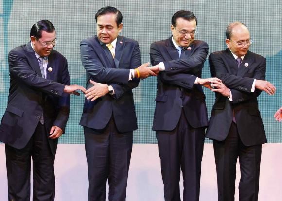 Premier Li Keqiang and the leaders of the Greater Mekong Subregion Summit join hands against poverty in Bangkok in 2014.