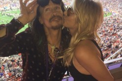 Britney Spears Gives Steven Tyler A Kiss At Super Bowl XLIX